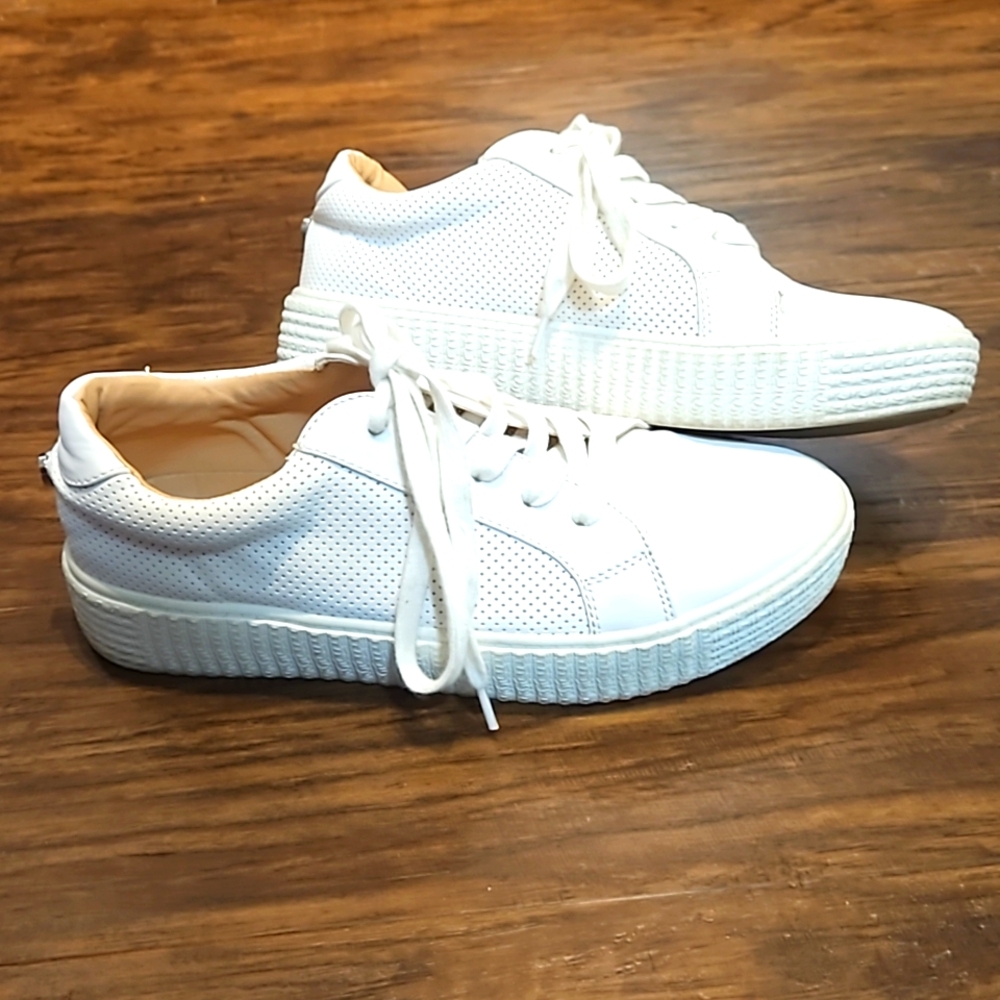 Cleanout Sale!! 🔥🔥 Dropped Prices!🤑Steve Madden summer white sneakers, size 9